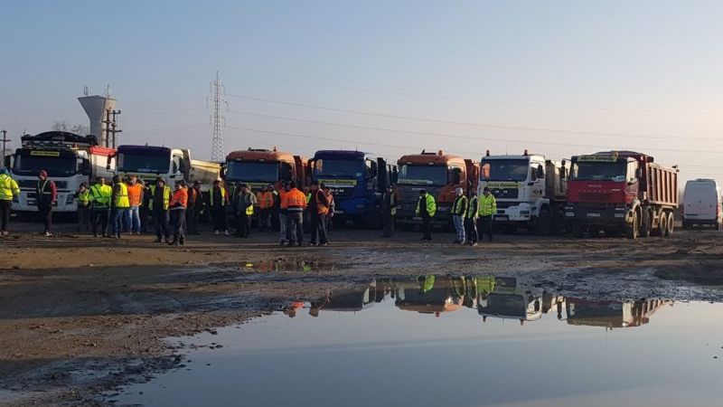 Greva pe Lotul 2 al Autostrazii Sebes-Turda. Lucrari oprite si zeci de utilaje blocate