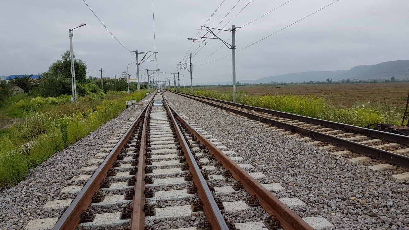 Locomotiva unui tren CFR care circula pe ruta Brasov - Bucuresti a deraiat. Circulatia a revenit la normal