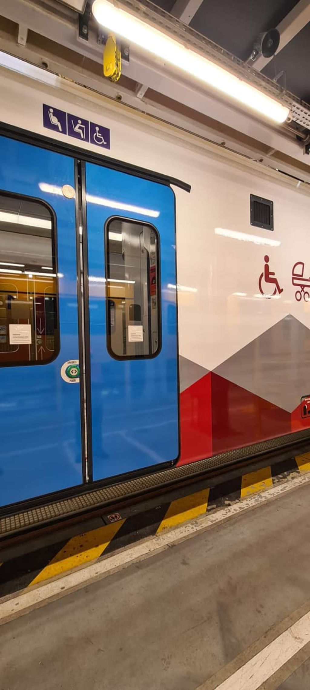 GALERIE FOTO Cum arată primul tren electric nou cumpărat de România după mai bine de 40 de ani - Imagine 4