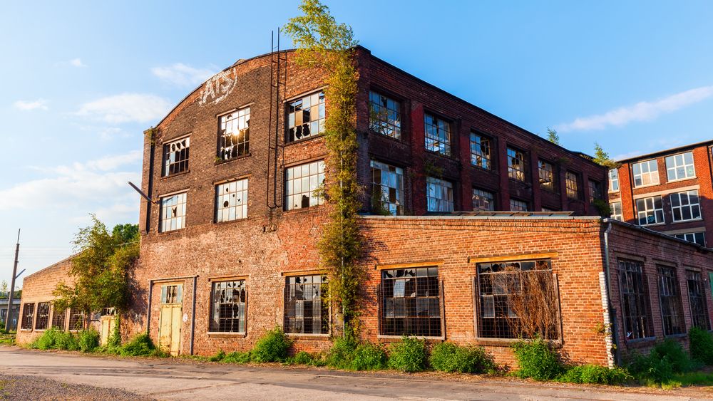 Cîţu anunţă o ordonanţă prin care autorităţile locale să poată prelua în administrare unele imobile abandonate