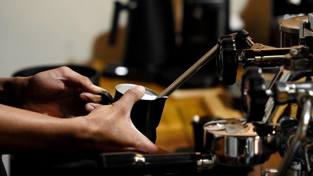 Espresso vs. filtru: ce aparat oferă cafeaua perfectă pentru tine?