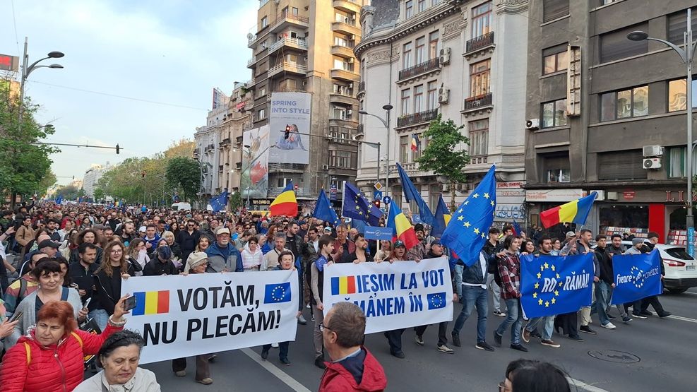 [FOTO] A început mitingul pro-Europa. Participanții au plecat spre Piața Victoriei