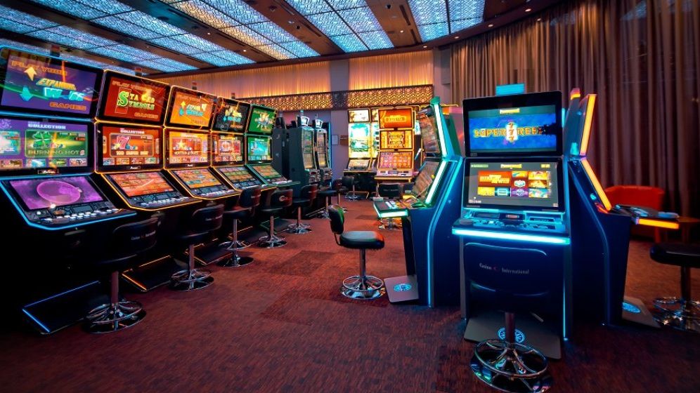 Senatul a adoptat interzicerea păcănelelor la mai puțin de 300 de metri de școli, spitale și biserici