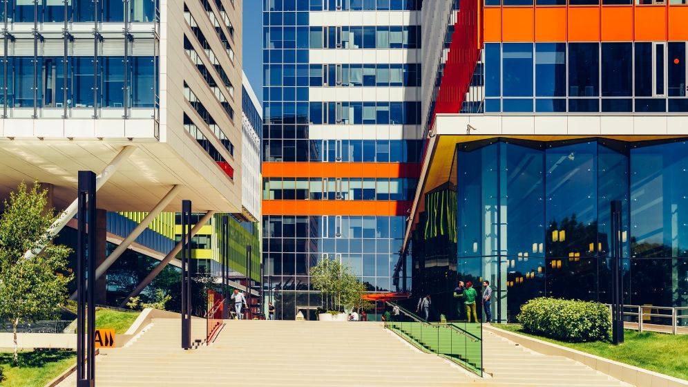 Consultant imobiliar: Sunt companii care acceptă deja faptul că vor reveni la birou abia anul viitor