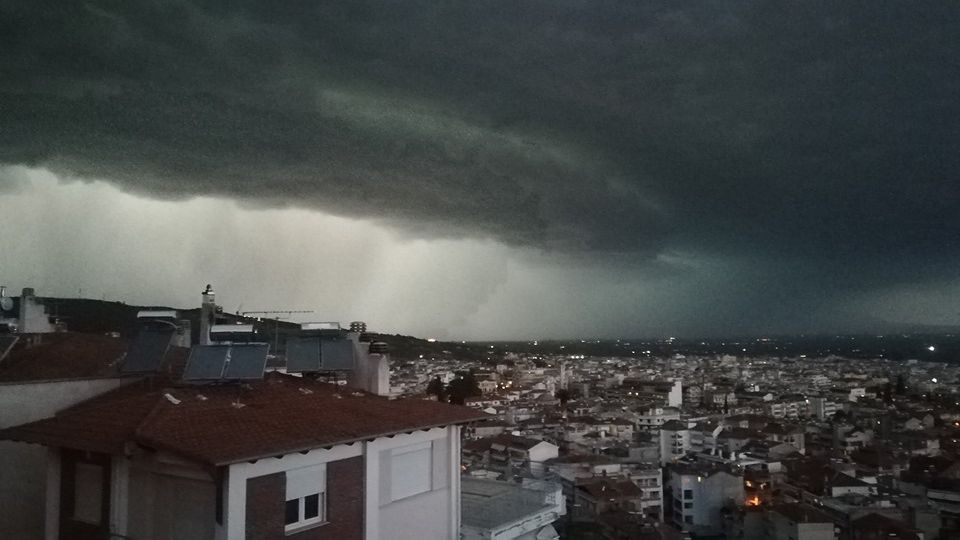 IMAGINI cu furtuna violenta din Grecia. Autoritatile au declarat stare de urgenta