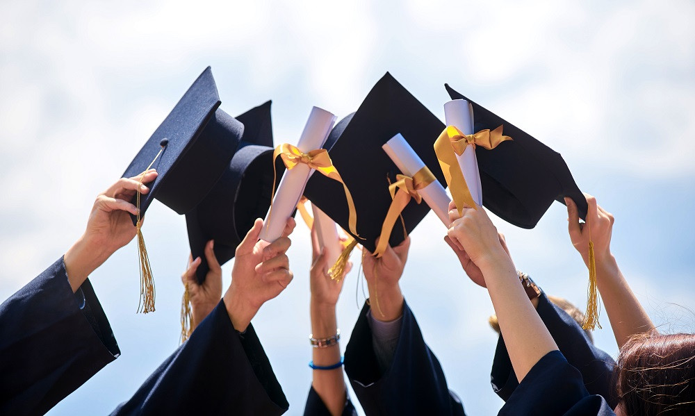 Tinerii români nu mai aleg facultățile „la modă.” Harta studiilor în străinătate se schimbă în 2026: Încep să treacă de la țara preferată la țara potrivită