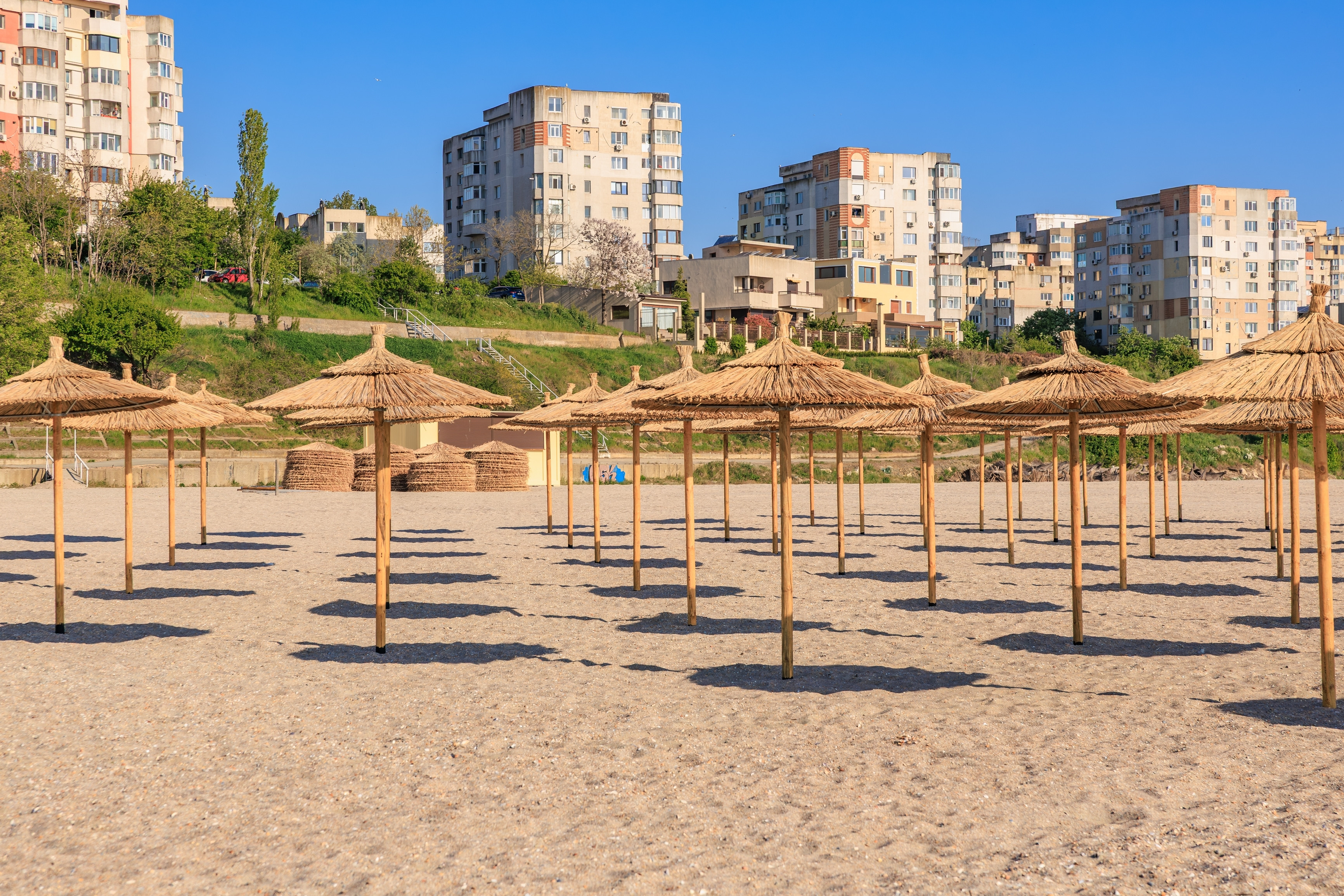 Ce s-a întâmplat pe litoral după reducerea tichetelor de vacanță. Numărul apartamentelor autorizate s-a înjumătățit