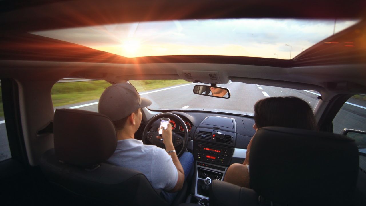 Studiu: Nesemnalizarea la schimbarea directiei, viteza excesiva si folosirea telefonului mobil la volan, ii deranjeaza pe participantii la trafic