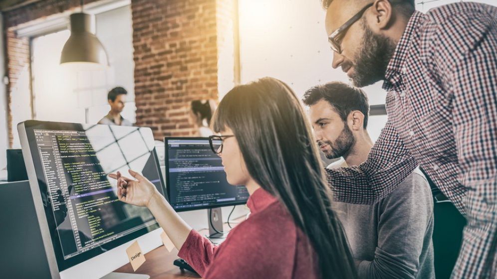 Romanii investesc aproape la fel de mult ca investitorii straini pe piata locala de software (studiu)