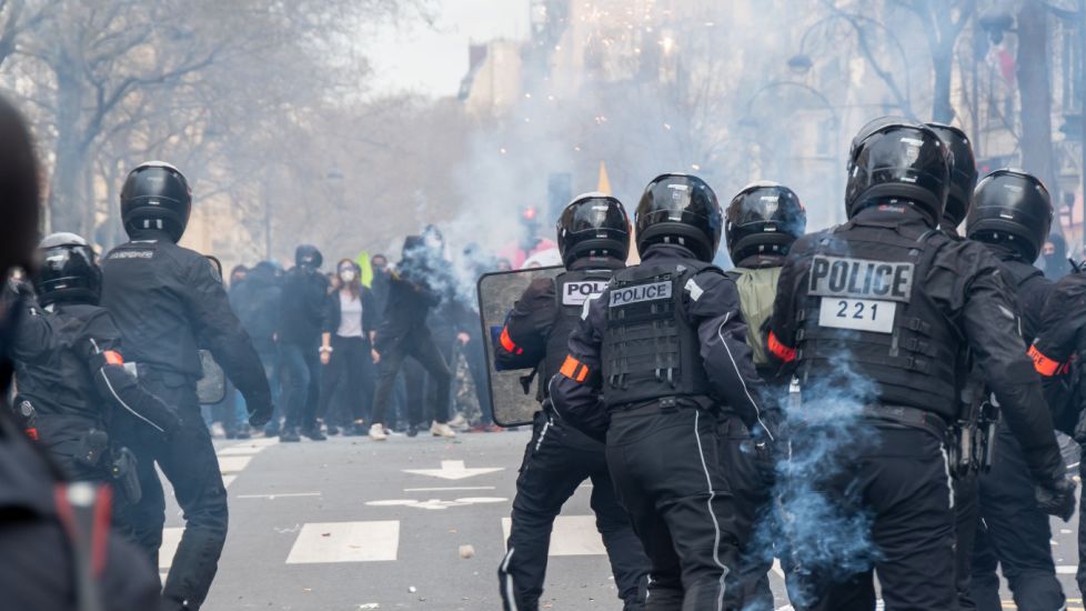 1 mai cu violențe la Paris. Capitala Franței, luată cu asalt de manifestanți, poliția a intevenit în forță