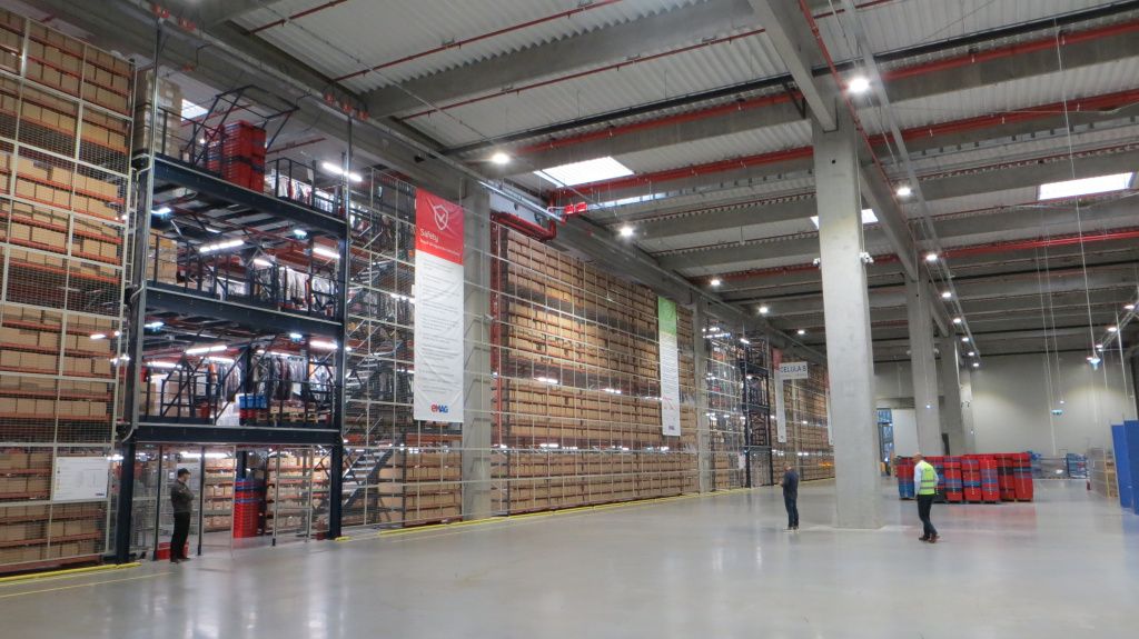 GALERIE FOTO | Cum arată depozitul robotizat al eMAG. Banda de transport are 10 kilometri - Imagine 1