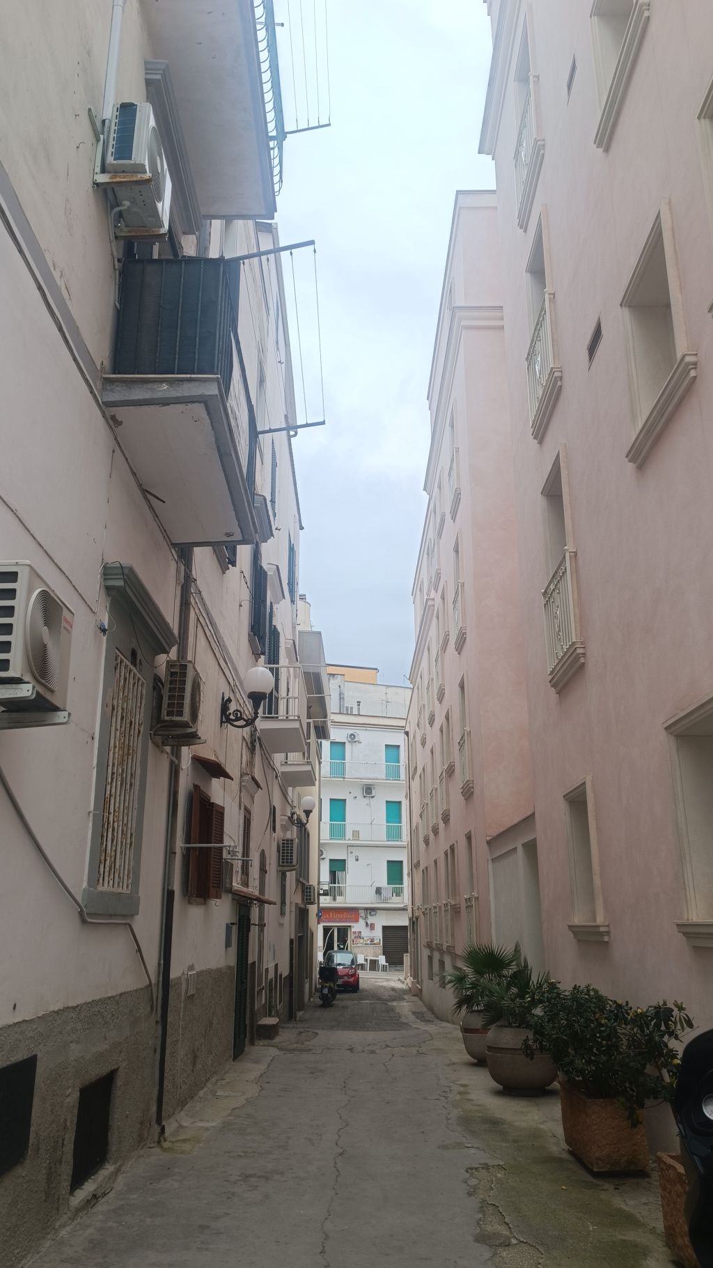 GALERIE FOTO: Vieste, orașul italian pitoresc cu străduțe ca-n filme, în care picioarele te poar - Imagine 3
