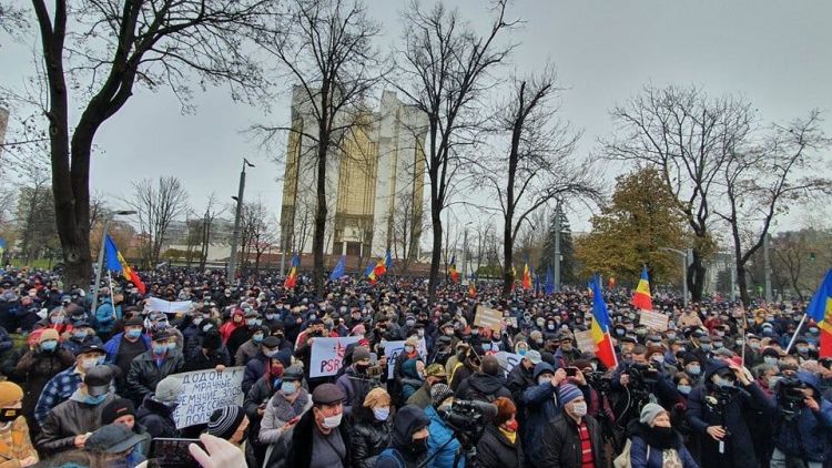 Protest la Chișinău: Mii de oameni se opun proiectului lui Dodon care vrea să reducă atribuțiile președintelui