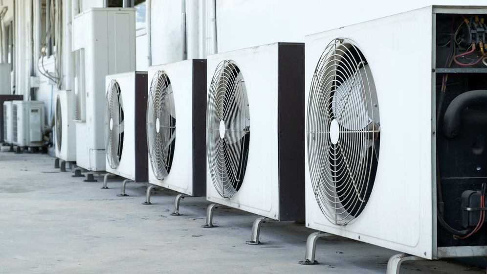 Canicula va duce la suprasolicitarea sistemelor de electricitate. E-Distribuție trimite mai multe echipe în teren