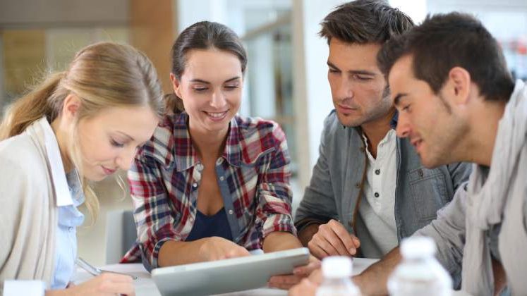 Universitatea Transilvania din Brasov ofera laptopuri, cazare si masa gratuite pentru a atrage studenti de elita