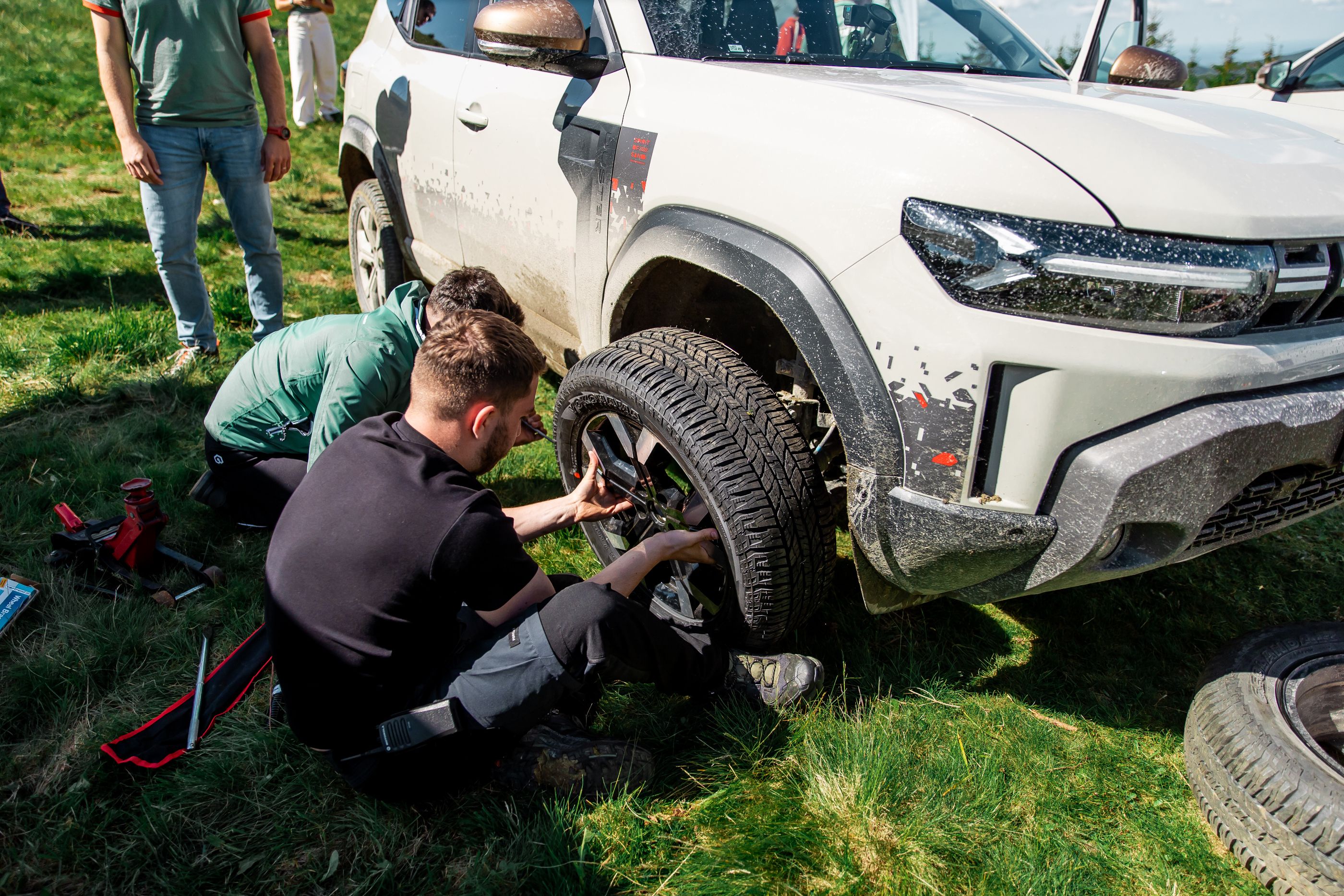 FOTO | Dacia Duster Spirit of Sand în mâinile unui campion mondial. Cum merge SUV-ul românesc pe teren accidentat - Poza 11