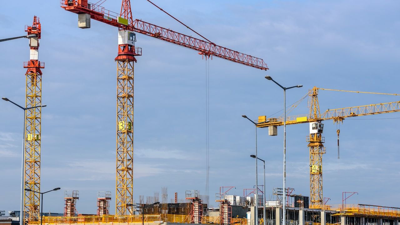 Românii, pe locul 2 la construcții în UE. Nici în mai nu am lăsat bormașina și mistria din mână