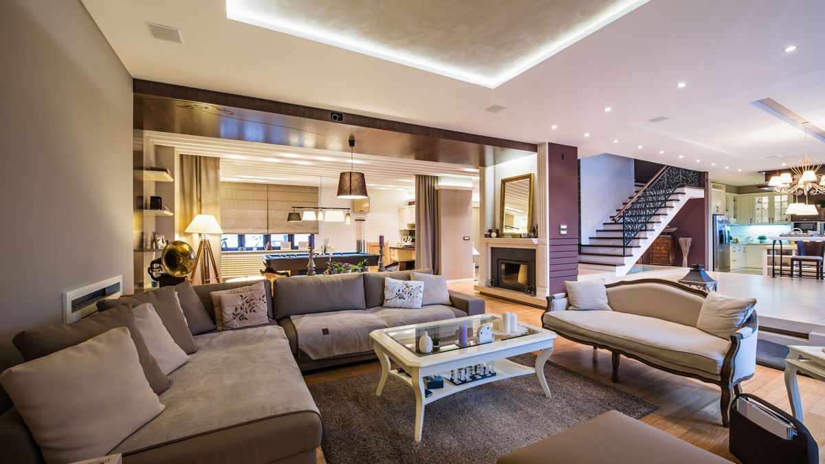 Ce caută un milionar la un apartament?