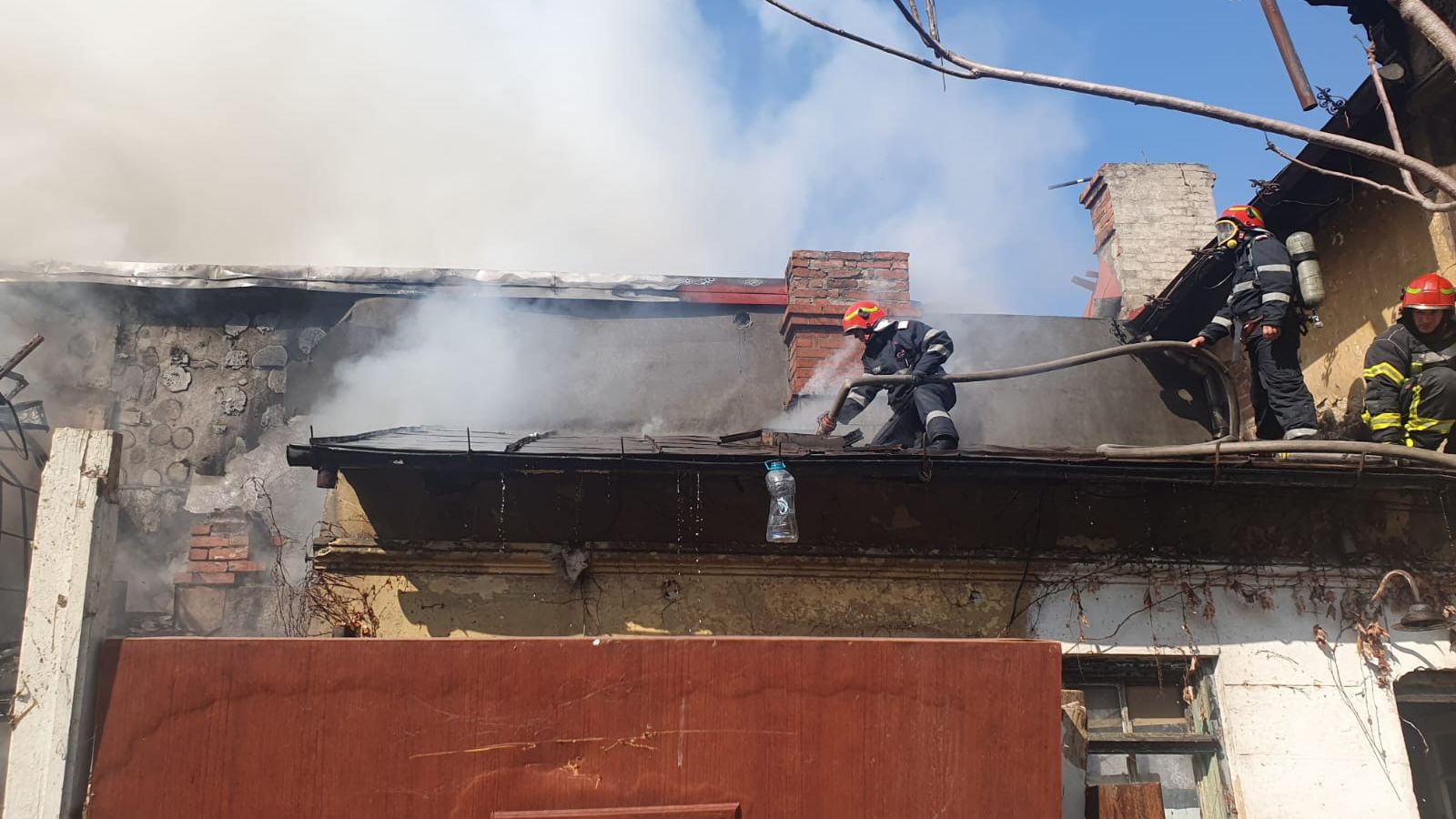 Incendiu în centrul Capitalei. Anexa unei clădiri arde în apropierea Spitalului Filantropia