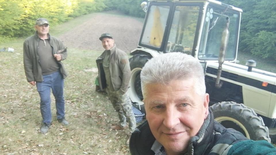 Un primar deszăpezeşte de unul singur drumurile din comună pentru a face economii