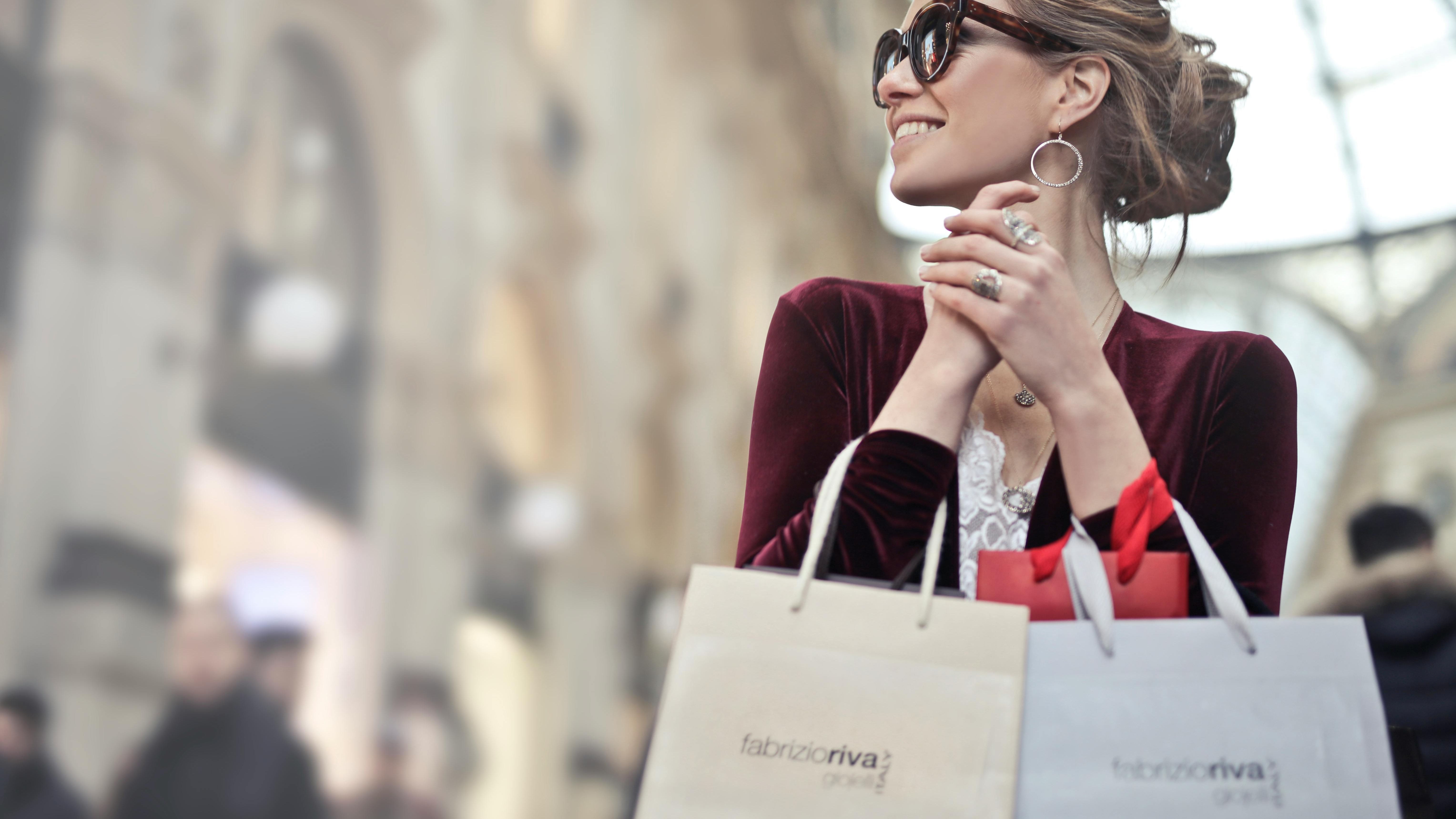 După ani de subperformanță, brandurile de fashion “de mall” își revin, depășind performanțele acțiunilor mărcilor de lux