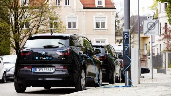 BMW foloseste stalpii de iluminat pentru a crea o retea de statii de incarcare masini electrice