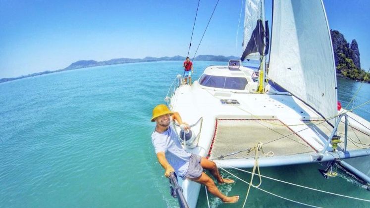 Povestea romanului care si-a vandut afacerea, s-a incaltat in slapi si a plecat in Thailanda, unde acum "traieste" din vacantele altor romani pe un iaht