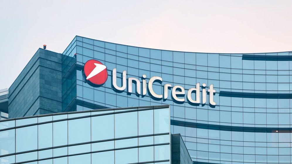 Andrea Orcel, șeful UniCredit, încă un mandat de trei ani. Ce salariu are unul dintre cei mai bine plătiţi bancheri din Europa