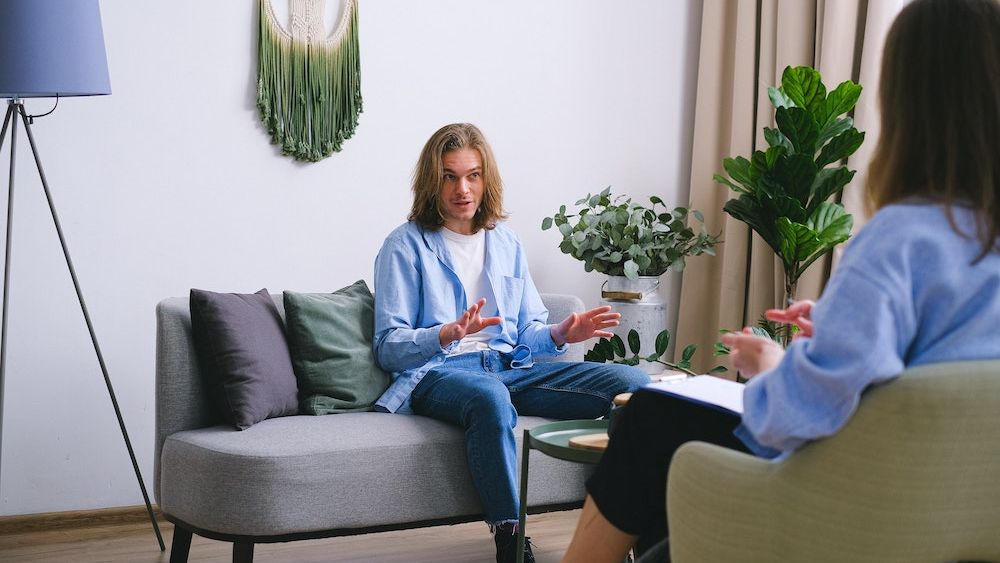 La psiholog cu angajatul român | Studiile arată că cei cu muncă de birou sunt mai epuizați ca niciodată. Specialist: Multe soluții calmează simptomul, dar nu rezolvă problema