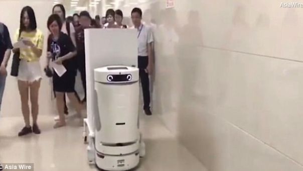 Spitalul in care lucreaza mai multi roboti. Fiecare face munca a patru oameni