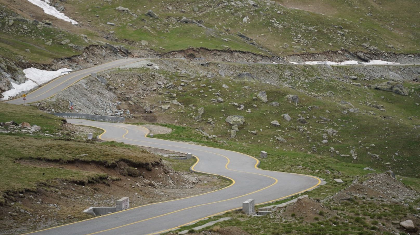 Circulația pe Transalpina, redeschisă. Care sunt restricțiile de care trebuie să țină cont șoferii