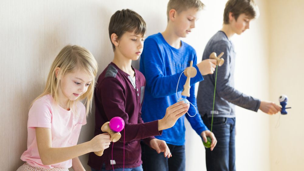 Kendama: Cum a ajuns o jucărie japoneză din lemn să isterizeze copiii din România