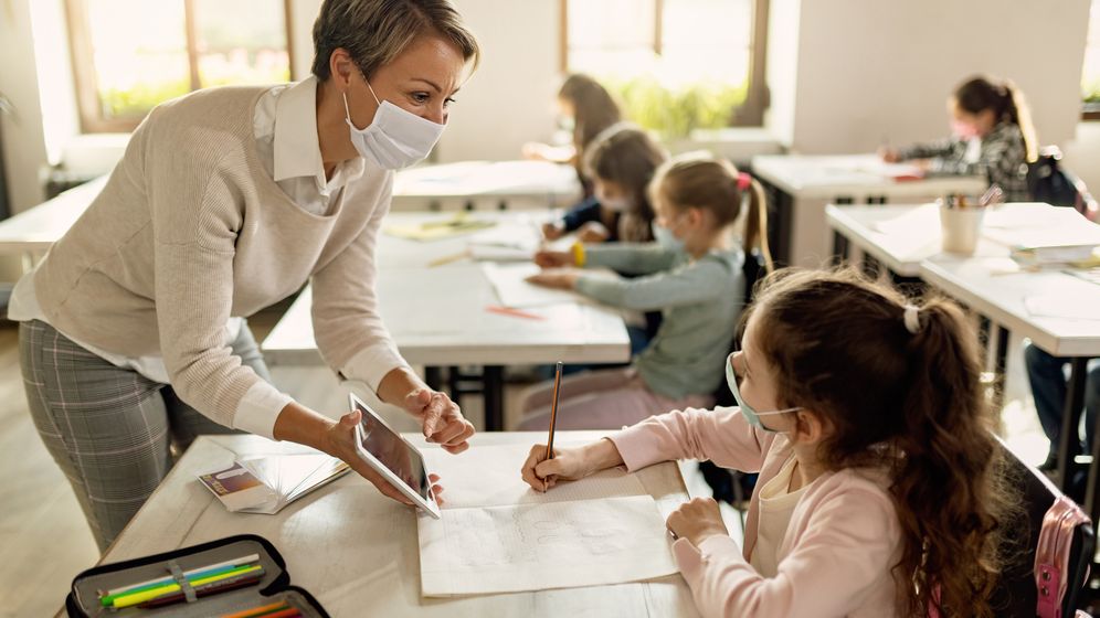 Cum descrie un psiholog situația profesorilor, în pandemie: Nu descaleci un tigru când ești călare pe el