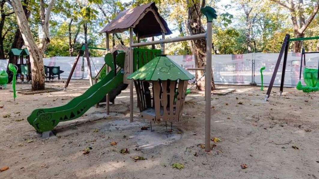 Echipamente noi pentru locurile de joacă din Cişmigiu