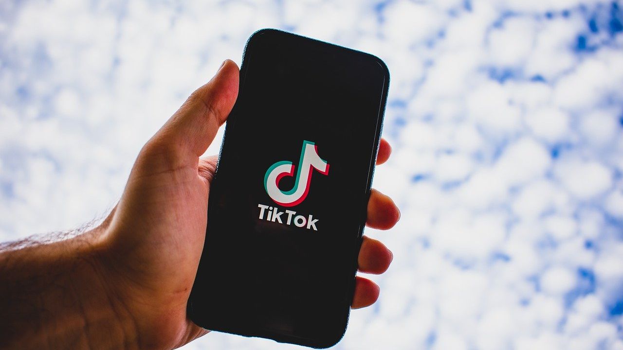 Studiu: Șase din zece utilizatori români de Internet au vizionat, recent, campanii publicitare pe TikTok