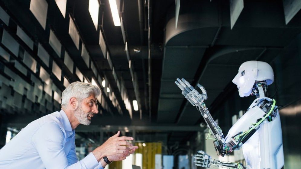 Studiu: Doi din trei elevi considera ca noile meserii ale viitorului vin din robotica si inteligenta artificiala