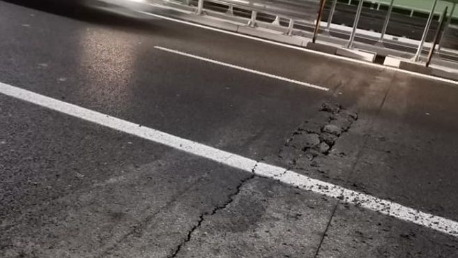 Prima groapă apărută pe tronsonul A7: ce spune CNAIR