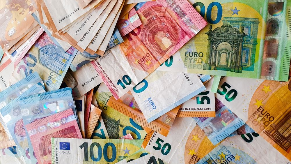 „Fabrică de bani” descoperită în Suceava: sute de kilograme de hârtie specială și milioane de euro falși