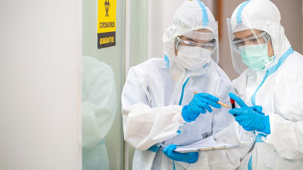 Sondaj: Două treimi dintre români cred că pandemia a fost provocată de elitele globale