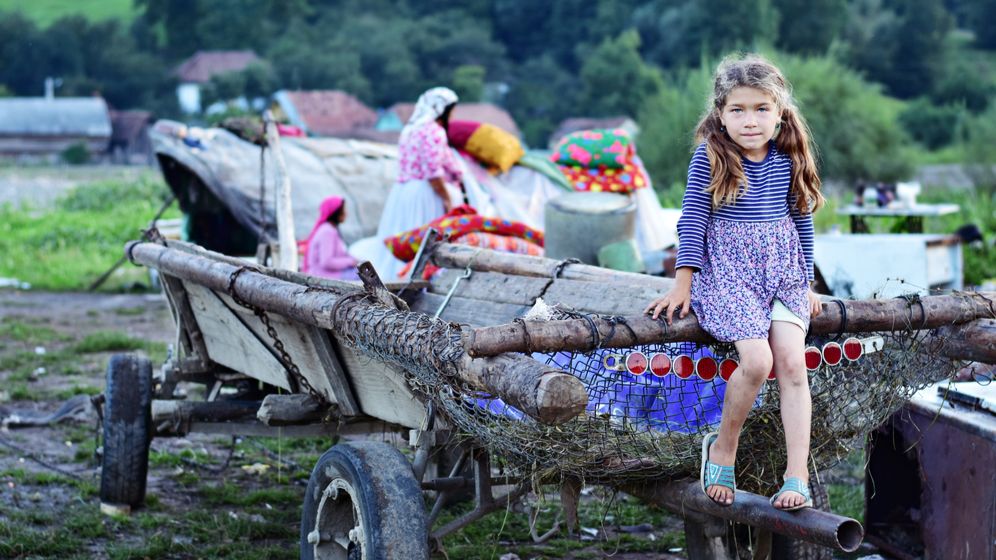Studiu: Doar 8 din 100 de elevi din mediul rural termină o facultate