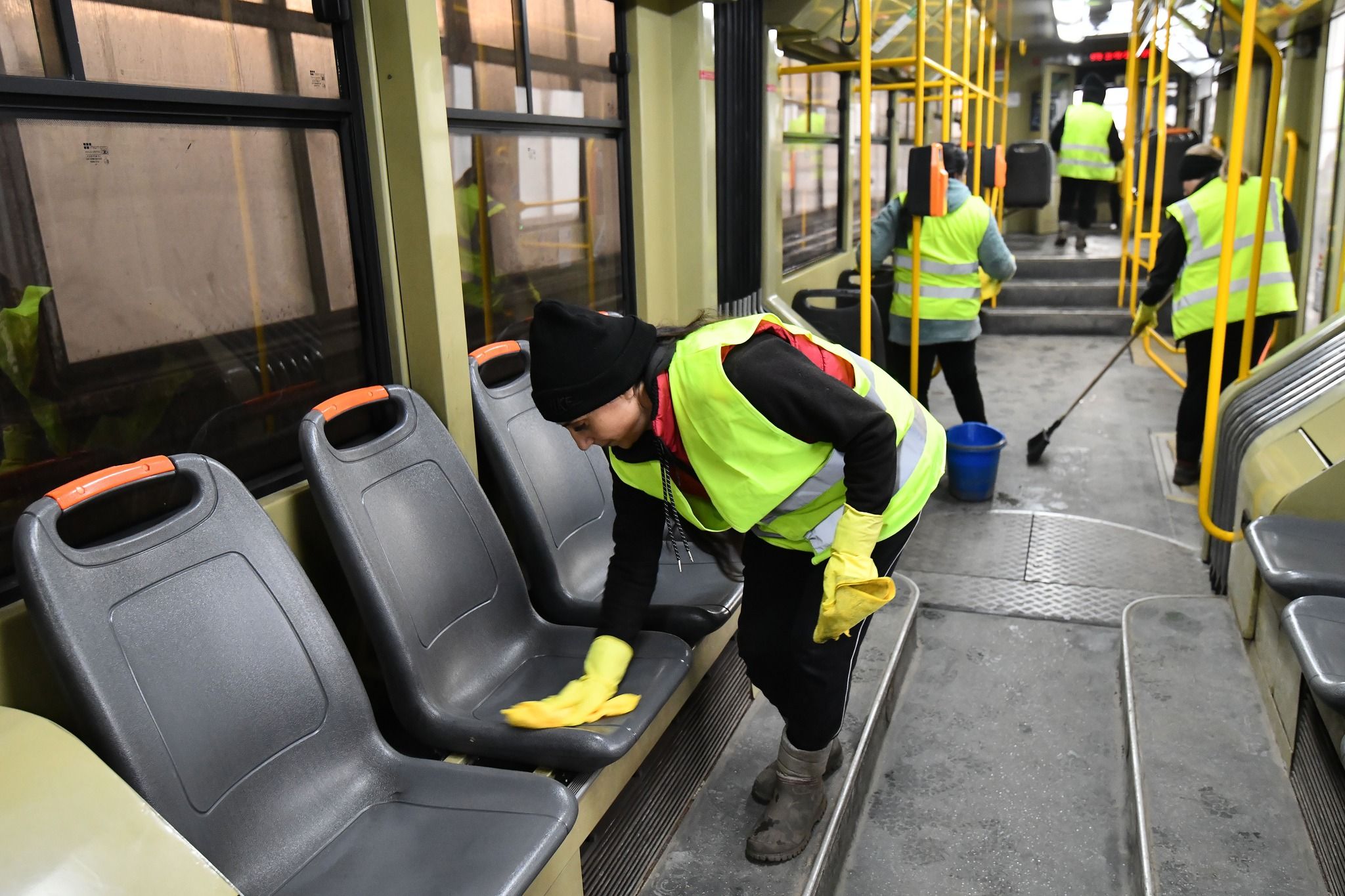 [FOTO] Primăria demonstrează cum sunt spălate zilnic autobuzele și tramvaiele în București, la cererea lui Ciucu - Poza 7