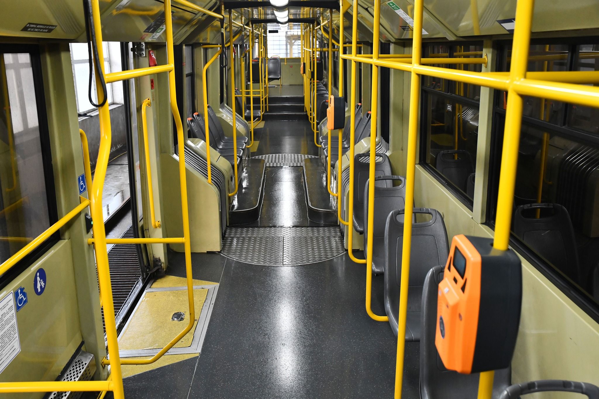 [FOTO] Primăria demonstrează cum sunt spălate zilnic autobuzele și tramvaiele în București, la cererea lui Ciucu - Poza 8