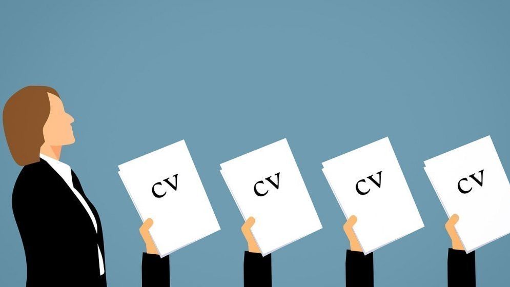 Sfaturi pentru tinerii absolvenți care își caută primul loc de muncă în 2026. Greșeli de evitat în CV-ul pentru primul job
