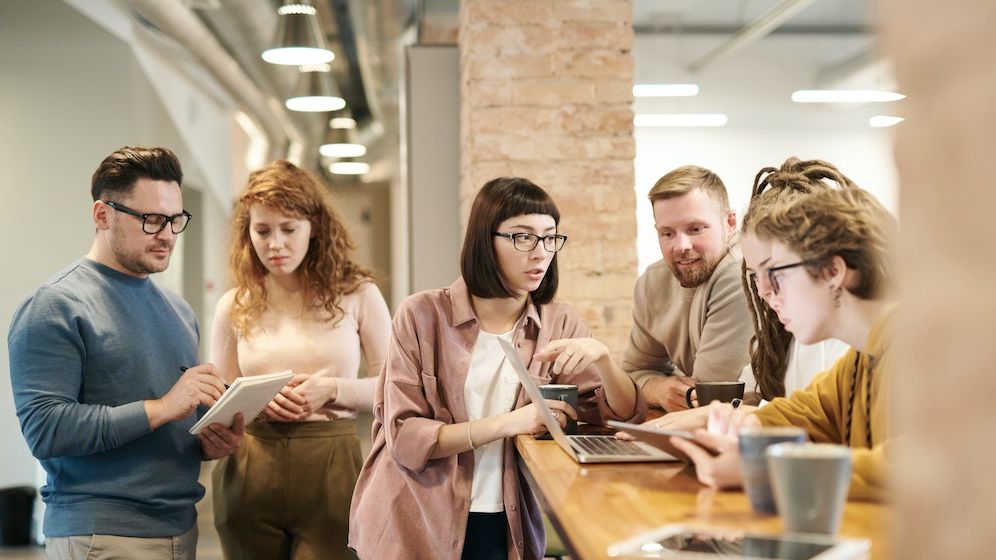 Studiu: Peste jumătate dintre angajații români nu știu cu adevărat ce au de făcut la locul de muncă