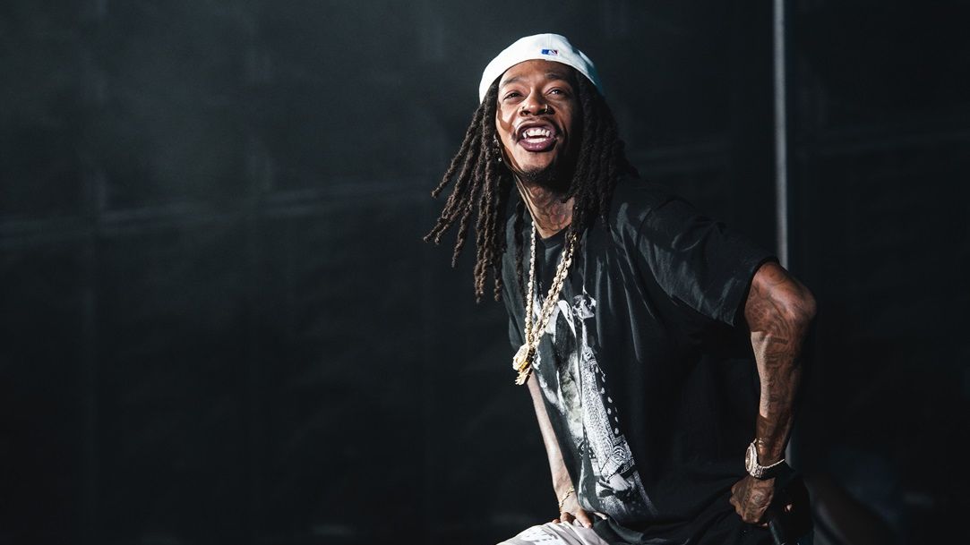 Rapperul Wiz Khalifa, urmărit penal după ce a fumat canabis pe scenă la Festivalul 'Beach, Please!'