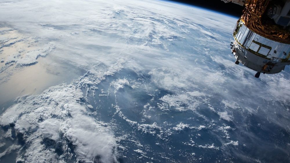 Japonia dezvoltă primul satelit din lemn pentru a micșora gunoiul spațial