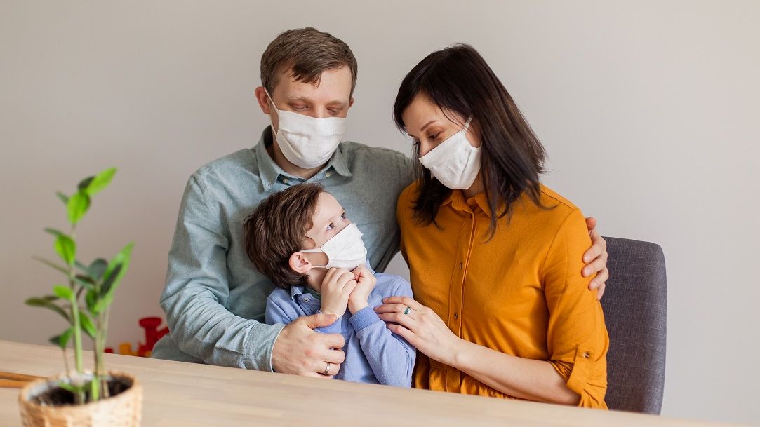 De ce unii membri ai familiei fac COVID și alții nu, deși stau în aceeași casă?