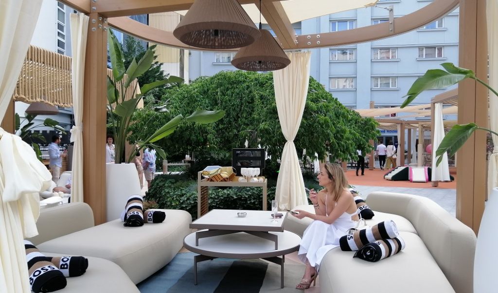 FOTO | Radisson Blu s-a reinventat: terasa cu piscină a devenit plajă urbană. Cum arată Nami Bea - Imagine 4