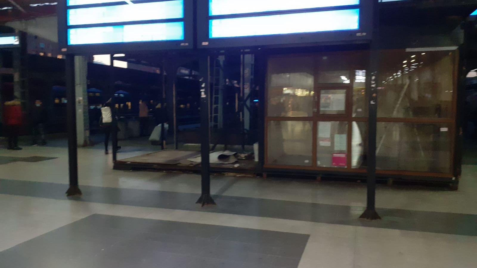 Gara de Nord în pandemie: patiserii închise și aceleași vagoane cu geamuri sparte