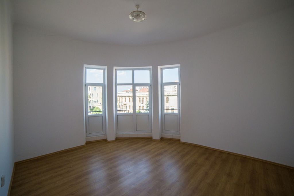 GALERIE FOTO | Hotel emblematic din centrul Constanței, scos la vânzare pentru 1,1 mil. euro - Imagine 11